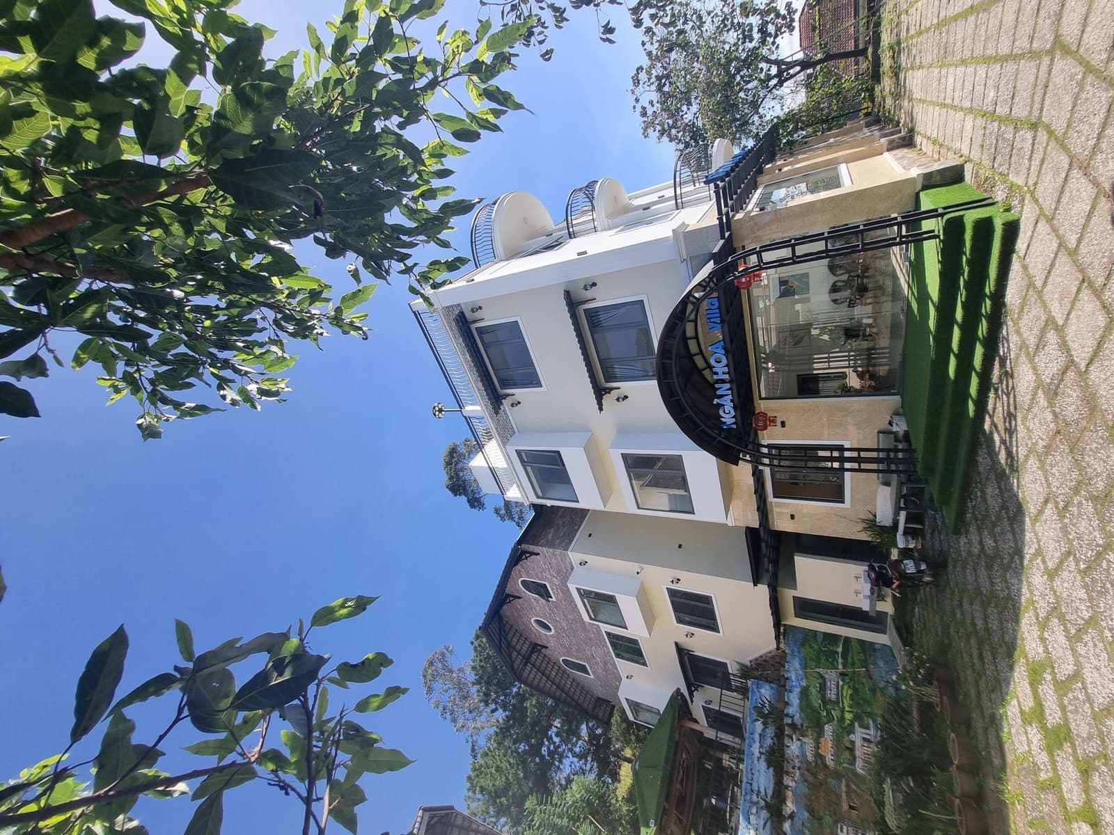 Ngàn Hoa Vạn Hạnh