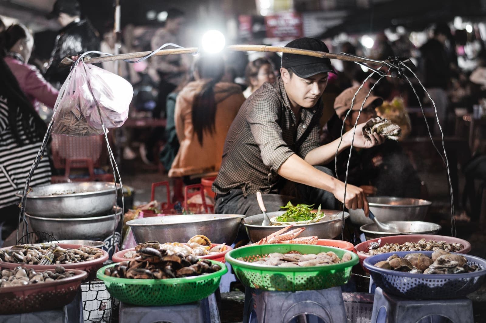 Từ Bùi Thị Xuân, đi bộ 5 phút là tới chợ đêm